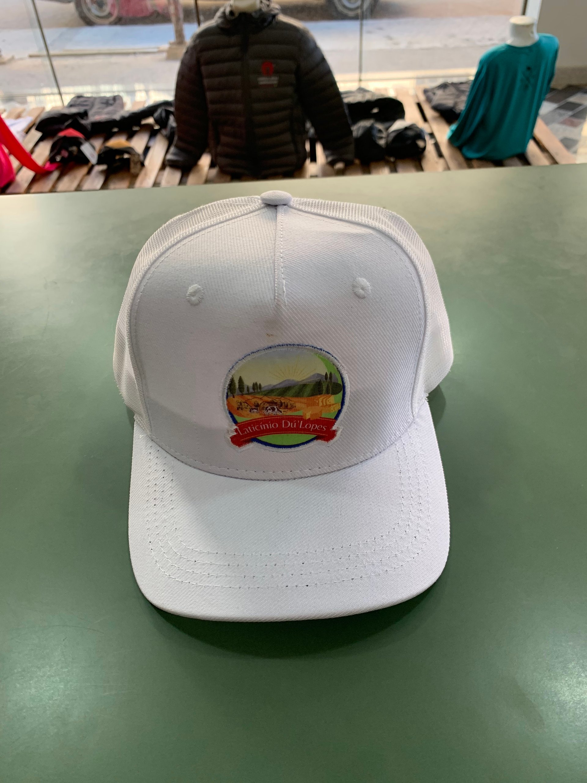 Boné personalizado com logo bordado